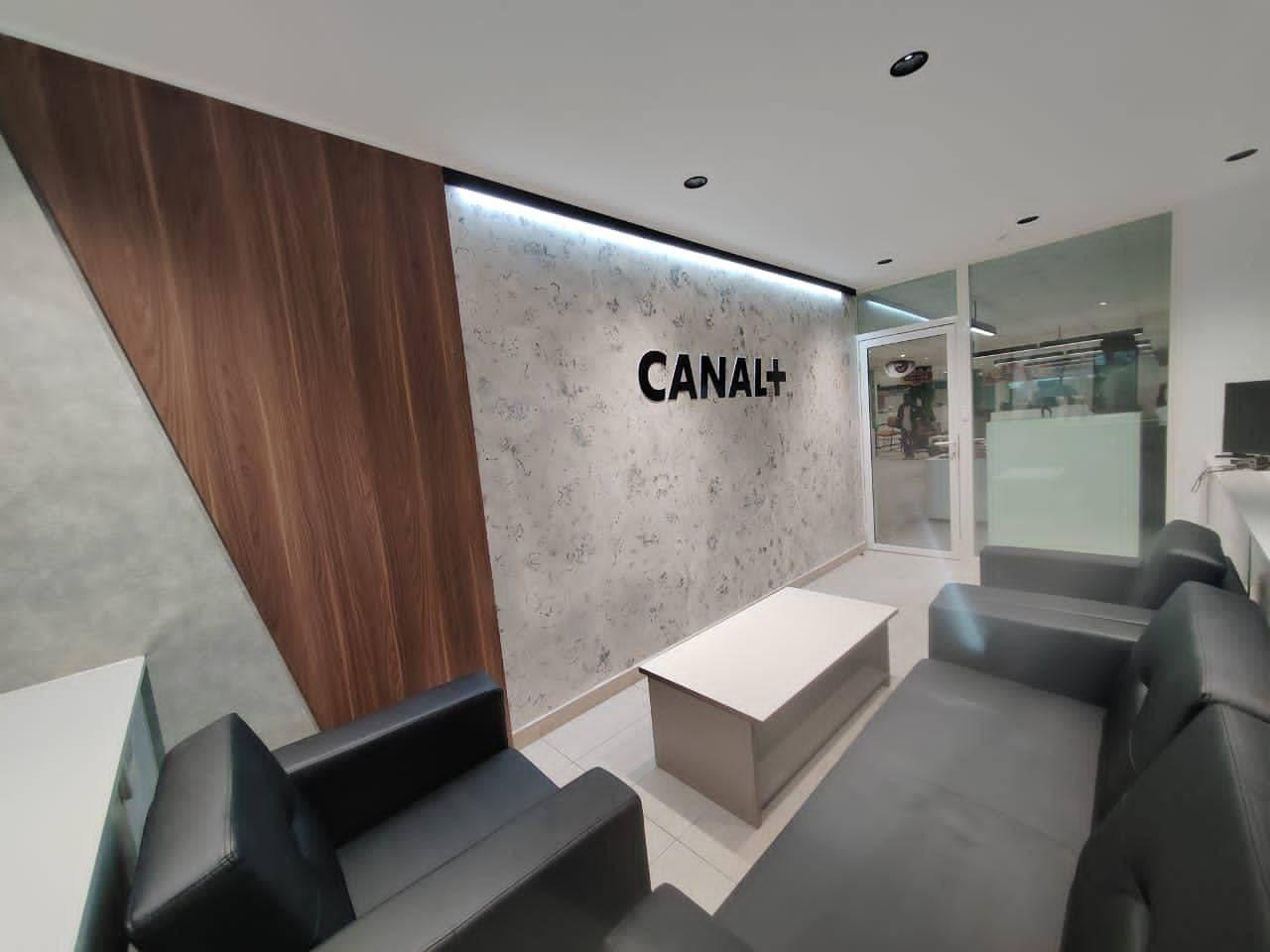 Aménagement décoratif réalisé dans un bureau Canal+ à Cocody Mermoz